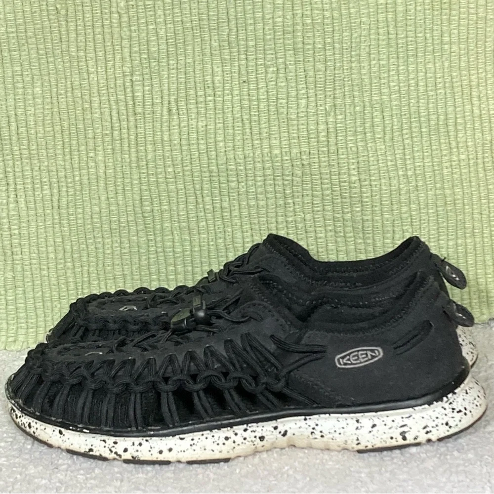 KEEN Youth Uneek Paracord String Black/White Athletic Running Shoes SZ US 4Y W6